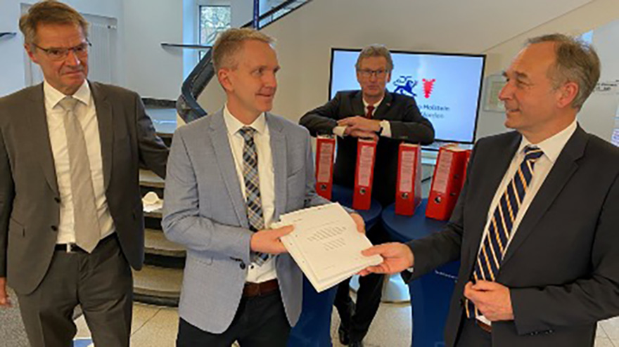 Schleswig-Holsteins Verkehrsminister Bernd Buchholz(2.v.rechts) stellte den Beschluss vor mit Bernd Rothe (DEGES), Carsten Butenschön( Autobahn GmbH) und Martin Hamm(Amt für Planfeststellung Verkehr SH) | Foto: WIMI Kiel